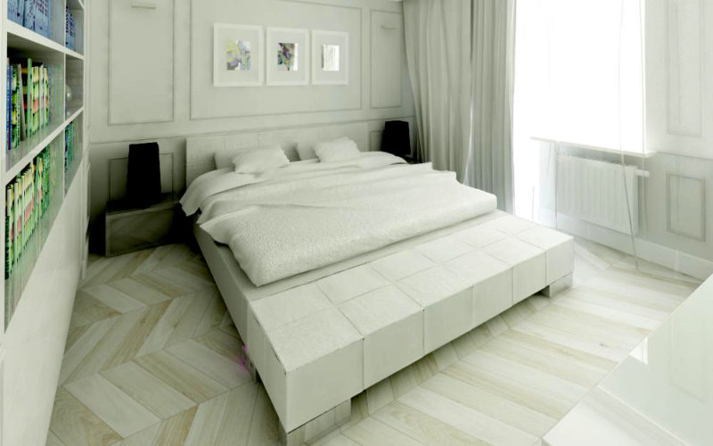 Sypialnia w stylu Modern Classic, ozdobna sztukateria na ścianach i przy suficie, podłoga jodełka białkowana z jesionu, duże wygodne łóżko