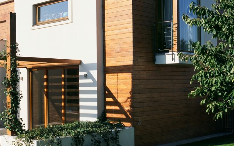 Dom Kubik wykusz ze szkła okładzina z drewna naturalnego modrzew