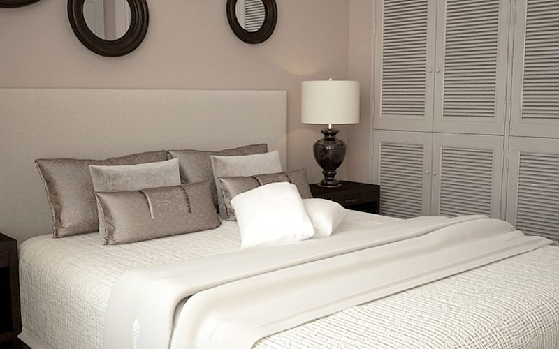 Sypialnia w stylu modern classic ozdobna, żaluzjowa szafa, dekoracyjne lusterka nad łóżkiem